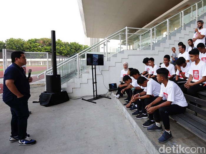 Erick Thohir berfoto bersama tim sepak bola Usia 12 tahun yang menjadi pemenang dalam ajang World Youth Cup Gothia Cup di Stadion Madya Senayan, Jakarta, Selasa (23/8/2022).  Erick Thohir Soft Launching program pengembangan talenta muda olahraga sepakbola dengan spirit nasionalisme yang dinamakan Program Bangga Merah Putih Mendunia (BMPM).