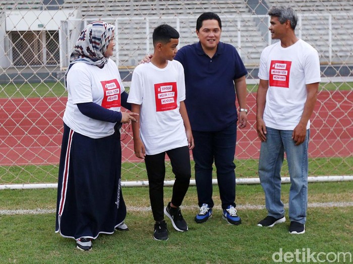 Erick Thohir berfoto bersama tim sepak bola Usia 12 tahun yang menjadi pemenang dalam ajang World Youth Cup Gothia Cup di Stadion Madya Senayan, Jakarta, Selasa (23/8/2022).  Erick Thohir Soft Launching program pengembangan talenta muda olahraga sepakbola dengan spirit nasionalisme yang dinamakan Program Bangga Merah Putih Mendunia (BMPM).