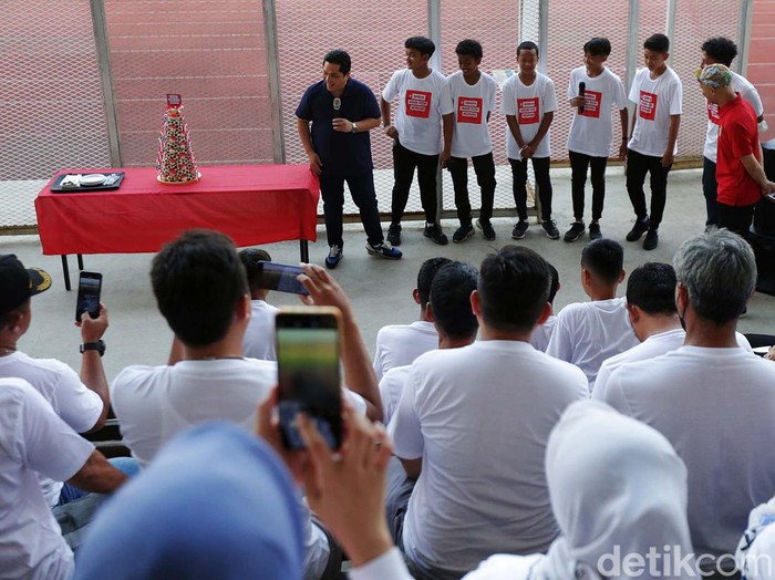 Erick Thohir berfoto bersama tim sepak bola Usia 12 tahun yang menjadi pemenang dalam ajang World Youth Cup Gothia Cup di Stadion Madya Senayan, Jakarta, Selasa (23/8/2022).  Erick Thohir Soft Launching program pengembangan talenta muda olahraga sepakbola dengan spirit nasionalisme yang dinamakan Program Bangga Merah Putih Mendunia (BMPM).