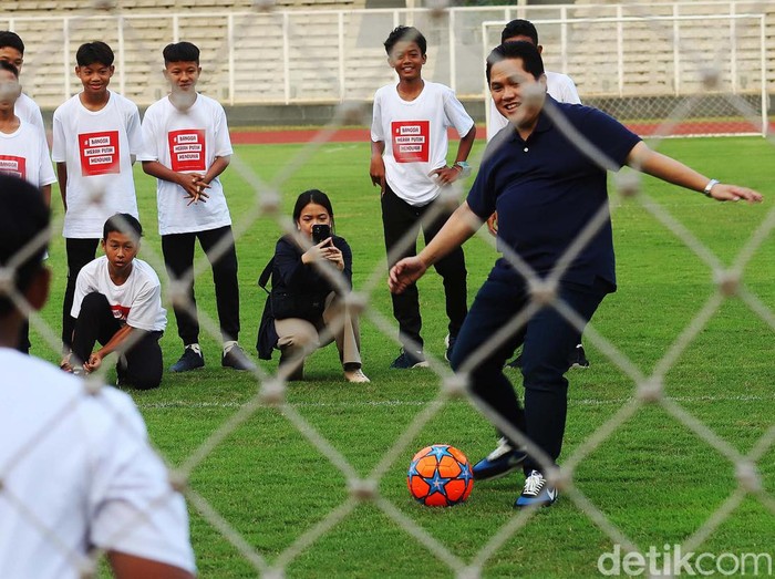 Erick Thohir berfoto bersama tim sepak bola Usia 12 tahun yang menjadi pemenang dalam ajang World Youth Cup Gothia Cup di Stadion Madya Senayan, Jakarta, Selasa (23/8/2022).  Erick Thohir Soft Launching program pengembangan talenta muda olahraga sepakbola dengan spirit nasionalisme yang dinamakan Program Bangga Merah Putih Mendunia (BMPM).