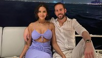 Esha Gupta diketahui tengah menjalin hubungan dengan pengusaha Manuel Campos Guallar dan sudah memasuki tahun ketiga. Dok. Instagram