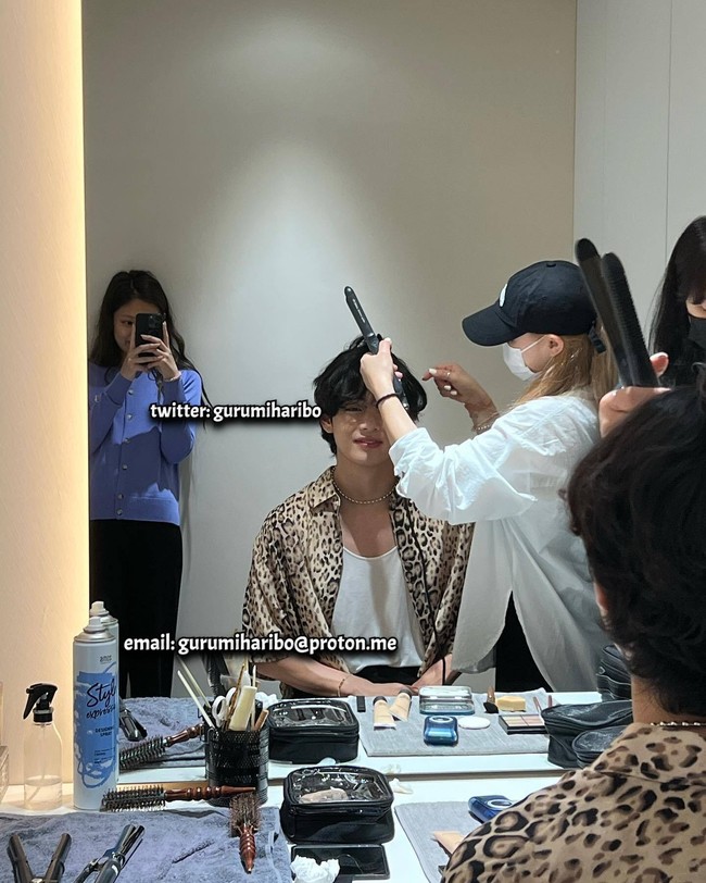 Namun pada Selasa (23/8/2022), beredar foto mirror selfie Jennie BLACKPINK dan V BTS di sebuah salon. Foto yang dibagikan akun Twitter @gurumiharibo itu sontak menuai perdebatan penggemar yang meyakini dan meragukan keaslian fotonya. Foto: dok. Twitter @gurumiharibo