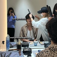 Namun pada Selasa (23/8/2022), beredar foto mirror selfie Jennie BLACKPINK dan V BTS di sebuah salon. Foto yang dibagikan akun Twitter @gurumiharibo itu sontak menuai perdebatan penggemar yang meyakini dan meragukan keaslian fotonya. Foto: dok. Twitter @gurumiharibo