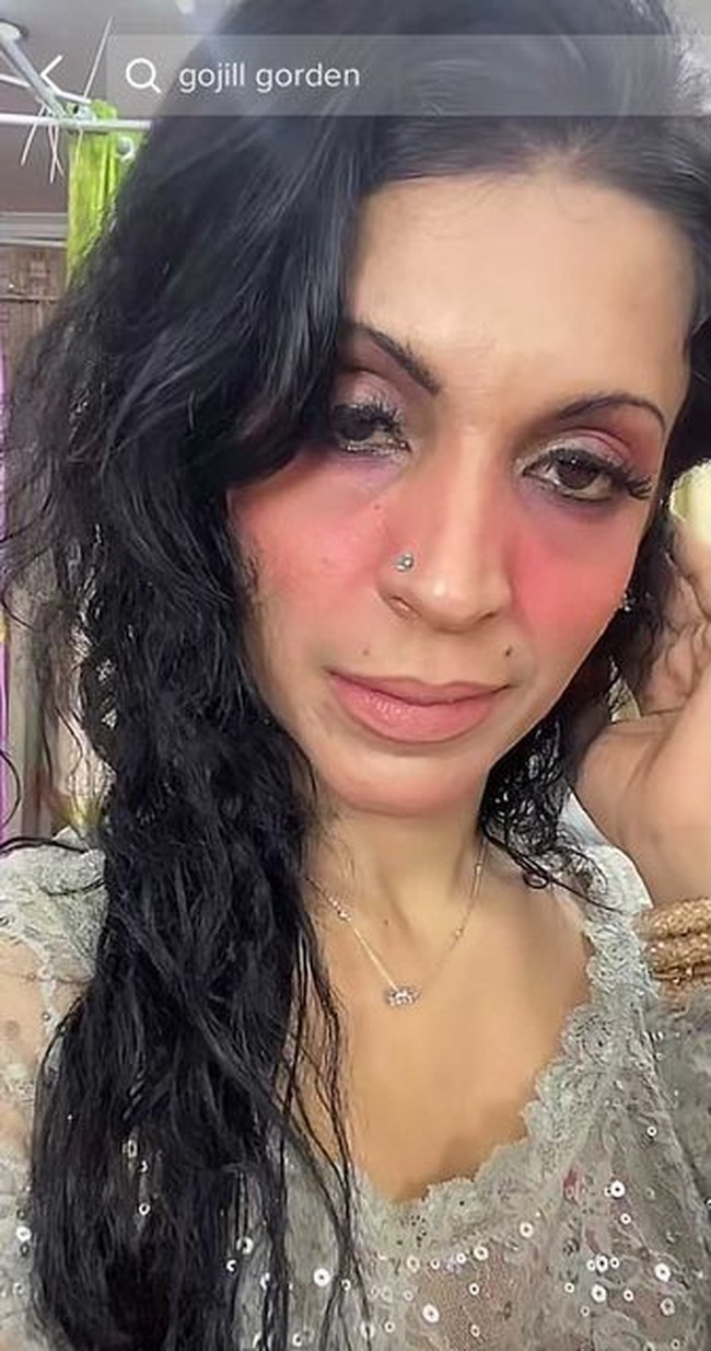 Kak Jill menjelaskan reaksi suaminya ketika ia viral di media sosial. Kalau Kak Jill itu lebih izin dulu kepada anak-anak Kak Jill. Kalau anak-anak sudah besar yang sudah mengerti, kalau dia bilang iya, ya saya maju. Kalau papanya setuju saja. Awalnya teman dan keluarga ngapain sih kayak gitu? Karena dirimu bukan begitu, giliran sekarang sudah Live saya sekarang disuruh Live terus, jelasnya. Foto: Dok. TikTok @jill_shine2.