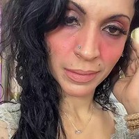 Kak Jill menjelaskan reaksi suaminya ketika ia viral di media sosial. Kalau Kak Jill itu lebih izin dulu kepada anak-anak Kak Jill. Kalau anak-anak sudah besar yang sudah mengerti, kalau dia bilang iya, ya saya maju. Kalau papanya setuju saja. Awalnya teman dan keluarga ngapain sih kayak gitu? Karena dirimu bukan begitu, giliran sekarang sudah Live saya sekarang disuruh Live terus, jelasnya. Foto: Dok. TikTok @jill_shine2.