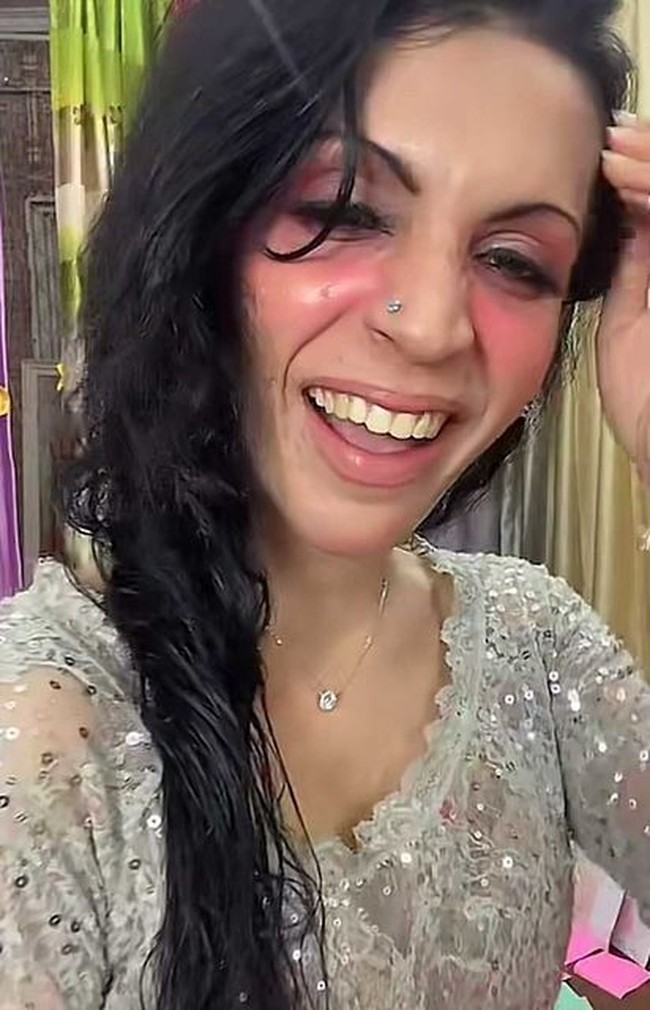 Setiap mengunggah video di TikTok, Kak Jill selalu tampil penuh senyum dan menyapa pengikutnya. Ia pun mengungkapkan alasan kerap menggunakan filter saat mengunggah video di TikToknya. Kak Jill rasa media sosial ini disediakan untuk kita bahagia. Saya bahagia, Kak Jill kan cuman emak-emak biasa yang diterima dadakan dan diberkatin Tuhan. Jadi, Kak Jill bahagia. Sudah ada beberapa (artis) sebab centang biru bahagia hampir setiap hari ada saja tawaran, tuturnya. Foto: Dok. TikTok @jill_shine2.