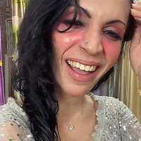 Setiap mengunggah video di TikTok, Kak Jill selalu tampil penuh senyum dan menyapa pengikutnya. Ia pun mengungkapkan alasan kerap menggunakan filter saat mengunggah video di TikToknya. Kak Jill rasa media sosial ini disediakan untuk kita bahagia. Saya bahagia, Kak Jill kan cuman emak-emak biasa yang diterima dadakan dan diberkatin Tuhan. Jadi, Kak Jill bahagia. Sudah ada beberapa (artis) sebab centang biru bahagia hampir setiap hari ada saja tawaran, tuturnya. Foto: Dok. TikTok @jill_shine2.