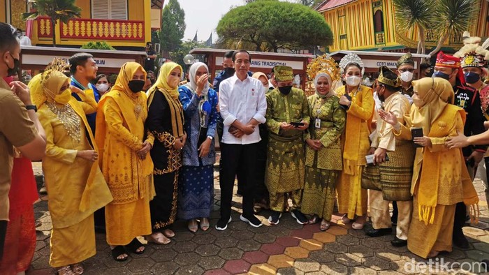 Gaya Jokowi Pantau Proyek Renovasi TMII yang Habiskan Rp 1,1 T Presiden Joko Widodo (Jokowi) mengunjungi area wisata Taman Mini Indonesia Indah (TMII). Kunjungan ini sekaligus meninjau revitalisasi TMII yang disebutnya sudah mencapai 98%.