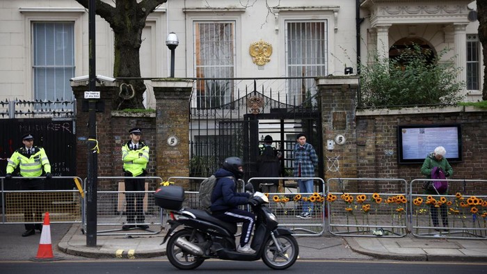 Police stand outside the Russian Embassy, following Russias invasion of Ukraine, in London, Britain March 4, 2022. REUTERS/Henry Nicholls