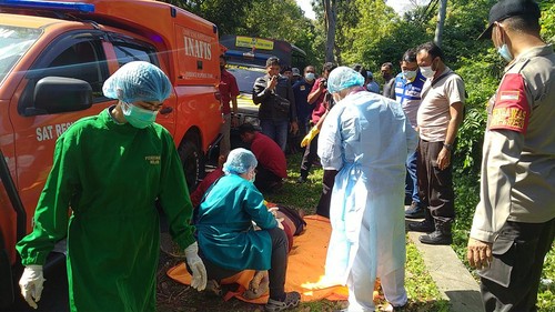 Petugas kepolisian dan medis saat melakukan identifikasi dan evakuasi mayat perempuan yang ditemukan duduk di pinggir jalan, Selasa (23/8/2022)