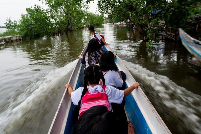 Hari pertama sekolah filipina banjir Students attend the first day of in-person classes, at a flooded school due to high tide, in Macabebe, Pampanga province, Philippines, August 22, 2022. REUTERS/Lisa Marie David