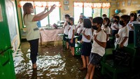 Untuk memulai hari pertama sekolah tatap muka, para siswa menyanyikan lagu kebangsaan Filipina yang dipimpin oleh guru sekolah.