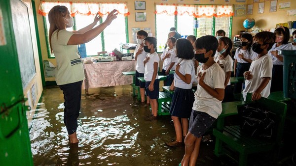 Kelas Kebanjiran Tak Menghalangi Siswa Filipina Bersekolah, Lihat Nih