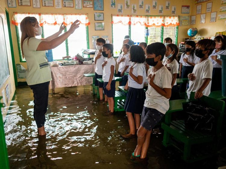 Kelas Kebanjiran Tak Menghalangi Siswa Filipina Bersekolah, Lihat Nih