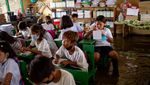 Kelas Kebanjiran Tak Menghalangi Siswa Filipina Bersekolah, Lihat Nih