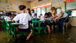 Kelas Kebanjiran Tak Menghalangi Siswa Filipina Bersekolah, Lihat Nih