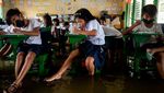 Kelas Kebanjiran Tak Menghalangi Siswa Filipina Bersekolah, Lihat Nih