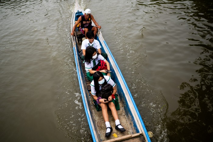 Hari pertama sekolah filipina banjir Students attend the first day of in-person classes, at a flooded school due to high tide, in Macabebe, Pampanga province, Philippines, August 22, 2022. REUTERS/Lisa Marie David