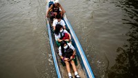 Sejumlah siswa menaiki perahu untuk berangkat ke sekolah pada hari pertama kelas tatap muka, di Macabebe, Pampanga, Filipina, Senin (22/8/2022).