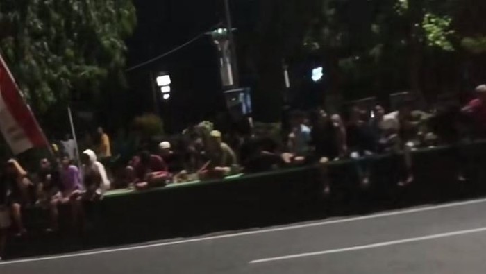 Heboh video sekelompok remaja teriaki mbak-mbak lewat Alun-alun Kudus.