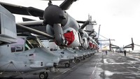 Sejumlah helikopter parkir berjejer di atas kapal perang amfibi kelas Wasp USS Kearsarge.