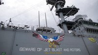 Kapal perang amfibi AS USS Kearsarge berlabuh di pelabuhan Klaipeda, Lithuania, Senin (22/8/2022). Negara ini bertetangga dengan Belarus, sekutu Moskow. Lithuania sangat khawatir dengan Rusia, jika sewaktu-waktu memaksa negaranya kembali ke poros Kremlin.