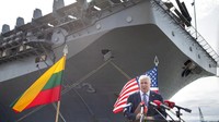 Menteri Pertahanan Lithuania Arvydas Anusauskas berbicara selama upacara penyambutan kapal perang amfibi kelas Wasp USS Kearsarge di pelabuhan Klaipeda, Lithuania.