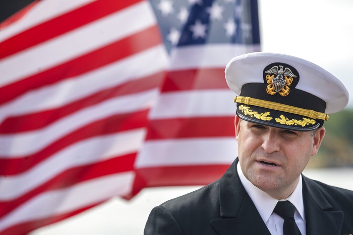 helikopter parkir di kapal perang amfibi kelas Wasp USS Kearsarge Commander of the USS Kearsarge, Captain Thomas F. Foster speaks during a press conference in front of a Wasp-class amphibious assault ship USS Kearsarge, during the ship's welcome ceremony at the seaport of KlaipΔda, Lithuania, Monday, Aug. 22, 2022. The Wasp-class amphibious assault ship USS Kearsarge (LHD 3), flagship of the Kearsarge Amphibious Ready Group and 22nd Marine Expeditionary Unit, arrived in KlaipΔda, Lithuania for a scheduled port visit, Aug. 20, 2022. The ship's presence in Lithuania builds on the strong and enduring relationship the United States shares with the Baltic country, showing NATO solidarity and unity. (AP Photo/Mindaugas Kulbis)