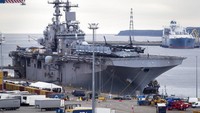 USS Kearsarge saat bersandar di Lithuania. Kapal ini memiliki panjang 257,3 meter, lebar 60,1 meter, dan tinggi 10,5 meter. Meski dikatakan sebagai kunjungan rutin, kehadiran kapal induk ini memiliki isu penting di perairan Baltik terkait perang di Ukraina.