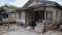Begini rumah sederhana pasangan Widayanti dan Nardius. Keuntungan menjual kerupuk ditambah hasil melaut sang suami itulah yang rutin ia sisihkan dan ditabung untuk menyekolahkan kedua anaknya. Dia pun mengaku terbantu dengan kehadiran Teras BRI Kapal. Sebab sebelum ada layanan bank terapung, ia cuma bisa menyimpan uang di rumah.