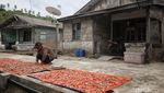 Wow... Perajin Kerupuk Tongkol Ini Mampu Kuliahkan Anak hingga S2