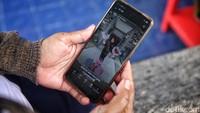 Widayanti (Yanti) memperlihatkan foto anaknya, Mutia yang baru lulus S2 di Universitas Jember (UNEJ), Jawa Timur. Selain Mutia, keduanya mempunyai anak bungsu Afian (18) yang masih duduk di bangku Sekolah Menengah Kejuruan (SMK)  Pelayaran di Probolinggo, Jawa Timur.  Suami Yanti, Nardius (47) hanya lulusan SMP. Sedangkan Yanti sempat mengenyam sekolah menengah atas (SMA). 