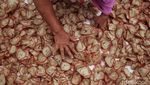 Wow... Perajin Kerupuk Tongkol Ini Mampu Kuliahkan Anak hingga S2
