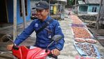 Wow... Perajin Kerupuk Tongkol Ini Mampu Kuliahkan Anak hingga S2