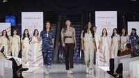 Luna Maya tidak sendirian. Dia belenggak-lenggok di atas catwalk ditemani Atiqah Hasiholan dan juga Frederika Cull. (dok. Super Air Jet)