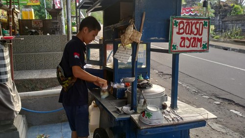 I Putu Agus Indrawan Putra saat ditemui di lokasi berjualan, samping Tugu Pahlawan, Kecamatan dan Kabupaten Karangasem, Bali, Selasa (23/8/2022).