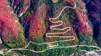 Perpaduan warna musim gugur yang khas terlihat dari perbukitan di kawasan Yuncheng, Provinsi Shanxi, China. Lanskap ini terlihat makin sempurna dengan jalan raya berkelok. Foto ini diambil pada 17 Oktober 2020.