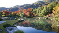 Lanjut, ada lanskap musim gugur dari daratan Jepang tepatnya di Kyoto yakni Taman Tenryuji. Foto ini diambil pada 19 November 2008 lalu.