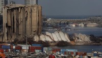 Silo berusia 50 tahun itu runtuh setelah sebelumnya sempat terbakar.
