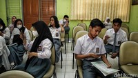 Sebanyak 140 siswa melakukan perekaman KTP Elektronik.