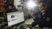Petugas menunjukkan data perekaman E-KTP. Saat ini, 1.330.765 warga di Jakarta Utara terdata dalam sistem KTP-El.