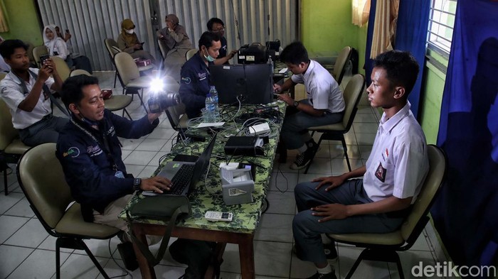 Jemput Bola Perekaman e-KTP untuk Siswa SMA Perekaman KTP Elektronik terus dilakukan jelang Pemilu 2024. Petugas Sudin Dukcapil bahkan melakukan jemput bola ke SMA Negeri 13 Rawa Badak Utara, Jakarta.