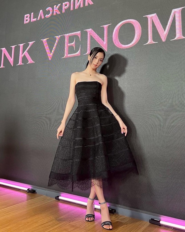 Jisoo BLACKPINK membagikan foto-fotonya dalam balutan gaun hitam rancangan Creative Director DIOR, Maria Grazia Chiuri. Bintang drama Korea Snowdrop itu pun memilih heels dari DIOR.Foto: dok. Instagram @sooyaaa__