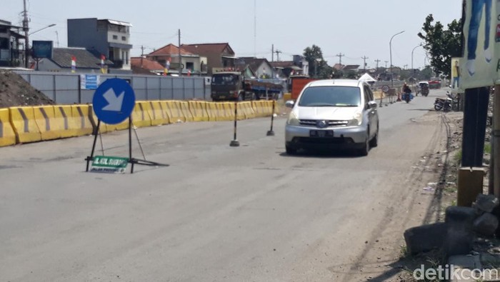 Pengendara melintas di jalan sekitar proyek rel layang Joglo, Selasa (23/8/2022).