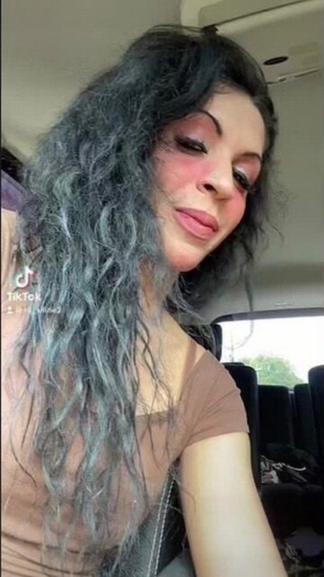 Kak Jill memiliki ciri khas dengan penampilannya yang unik, rambut panjang terurai dengan dibiarkan kusut, pipi pink merona, alis segaris dan eyeliner yang tajam. Bahkan salah satu warganet ada yang pernah meminta Kak Jill mengunggah video tanpa menggunakan makeup. Namun, ia menolak untuk tampil tanpa makeup.  Foto: Dok. TikTok @jill_shine2.