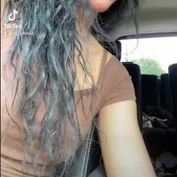 Kak Jill memiliki ciri khas dengan penampilannya yang unik, rambut panjang terurai dengan dibiarkan kusut, pipi pink merona, alis segaris dan eyeliner yang tajam. Bahkan salah satu warganet ada yang pernah meminta Kak Jill mengunggah video tanpa menggunakan makeup. Namun, ia menolak untuk tampil tanpa makeup.  Foto: Dok. TikTok @jill_shine2.