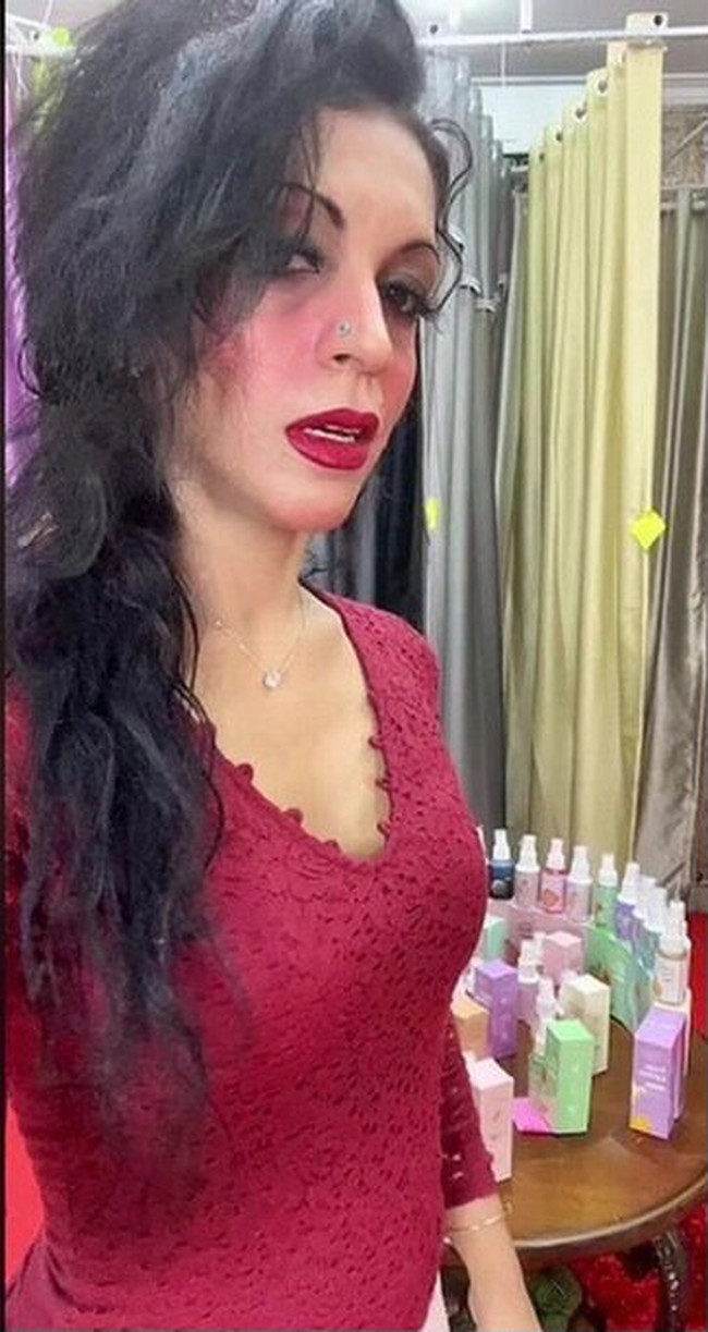 Selain itu, ia juga dikenal lewat jargon andalannya saat berjualan gorden yaitu 10 gelombang kanan, 10 gelombang kiri. Artinya jumlah gelombang gorden atau lipatan antara kanan dan kiri sama-sama ada 10 lipatan. Foto: Dok. TikTok @jill_shine2.