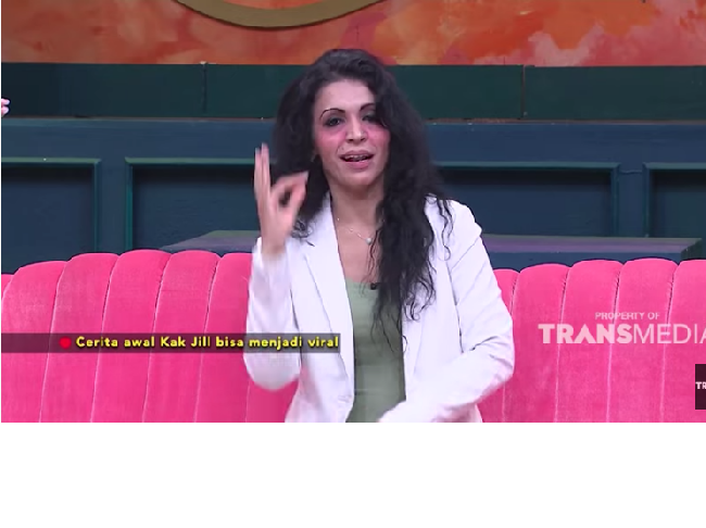 Kini populer di TikTok dan media sosial lainnya, Kak Jill mengaku kerap mendapatkan komentar negatif. Ada yang bilang Kak Jill dalam pengaruh obat-obatan karena kerap tertawa dan bertingkah aneh. Kak Jill kalau yang biasa-biasa ya nggak papa lah. Kak Jill ibu dari dua orang anak, seorang anak dari ibu Kak Jill, adik dari kakak Kak Jill. Jadi Kak Jill tetap jalan diporsi Kak Jill seperti itu. Kak Jill kembalikan lagi, kalau lagi Live banyak tutur negatif, itu bagian dari dia. Kak Jill tidak mau mengikuti dia. Kak Jill mau angkat komentar dan membalas. Kak Jill sadar tanpa customer, teman-teman yang menerima mungkin Kak Jill menjadi emak-emak biasa, mulai dari diterima di media sosial Kak Jill berterima kasih setulus hati, pungkasnya. Foto: Dok. Youtube Transtv.