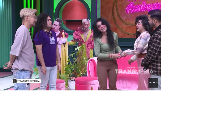 Wanita kelahiran 12 Juli 1987 ini merupakan adik dari Robby Shine. Kak Jill viral di media sosial, ia diundang menjadi bintang tamu Pagi-Pagi Ambyar Transtv. Ia pun mengungkapkan alasannya memanggil pengikutnya dengan sebutan sayang. Rahasia bahagia saya adalah kasih sayang. Karena kalau kita panggil sayang kita juga akan mendapatkan kasih sayang kembali tidak perlu menunggu, kata Kak Jill.  Foto: Dok. Youtube Transtv.