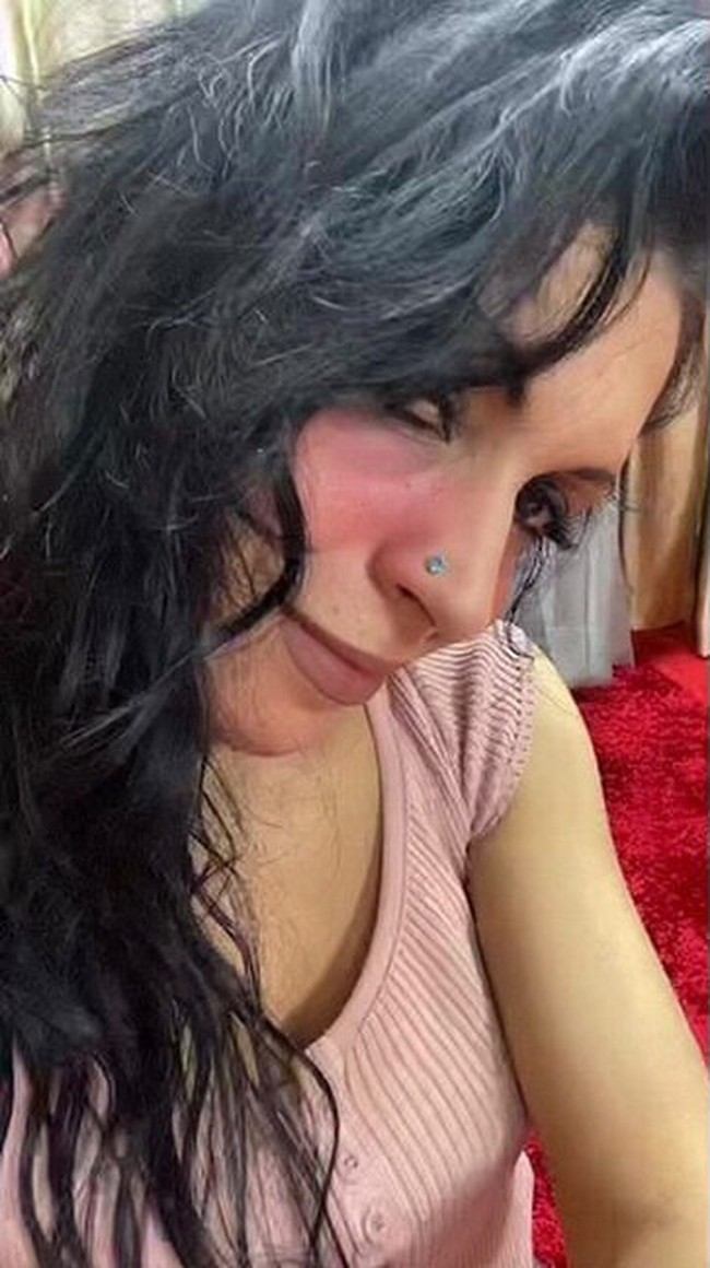 Kak Jill berasal dari Medan, Sumatera Utara dan sudah lama berada di Jakarta. Kak Jill mengungkapkan alasan menjual gorden di TikTok. Karena Kak Jill kepengen mendapatkan yang lebih baik lagi. Kak Jill mulai TikTok baru empat bulan. Kak Jill merasa seperti emak-emak biasa, anak saya sudah berusia 17 tahun, ucapnya. Foto: Dok. TikTok @jill_shine2.